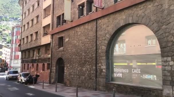 Andorra, velká cihlová budova — Stock video