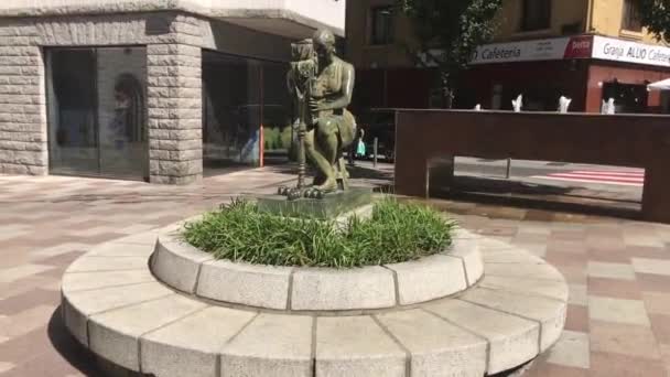 Andorre, Une statue devant un bâtiment — Video