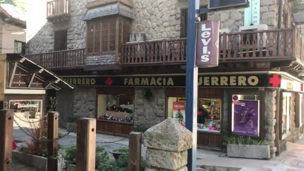 Andorra, Andorra la Vella, 20 Haziran 2019, tuğla binadaki bir mağaza. — Stok video