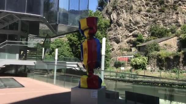 Andorre, Gros plan d'un bâtiment en verre — Video