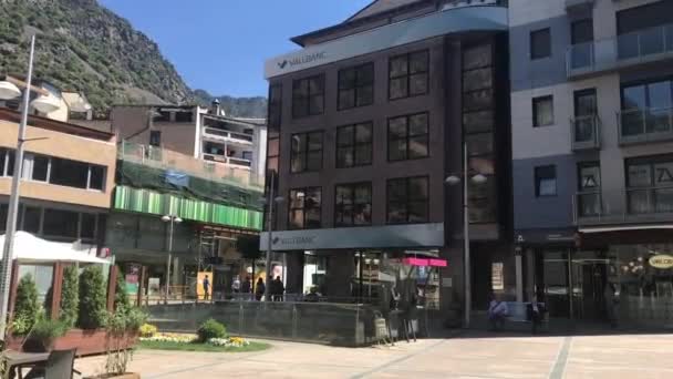 Андорра, крупный план улицы перед зданием — стоковое видео