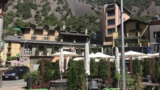 Andorra, Ett hus med träd i bakgrunden — Stockvideo