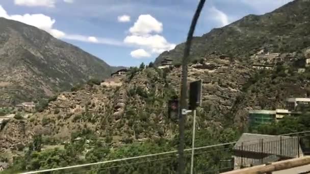 Андорра, Дерево с горой на заднем плане — стоковое видео