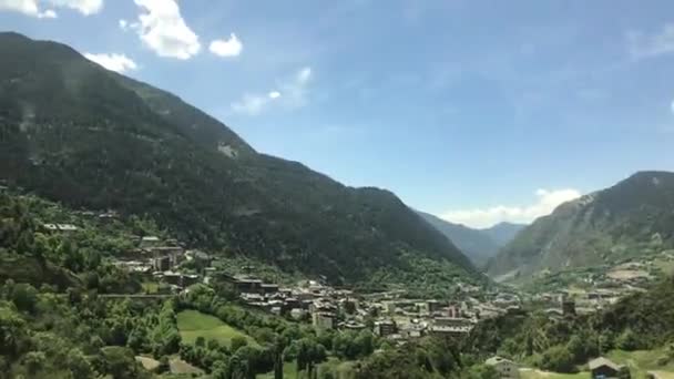 Andorra, Una señal en la ladera de una montaña — Vídeo de stock