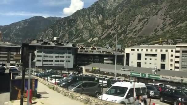Andorra, Ein großes Gebäude mit einem Berg im Hintergrund — Stockvideo