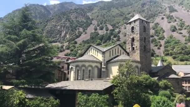 Andorra, Una casa con una montaña en el fondo — Vídeos de Stock