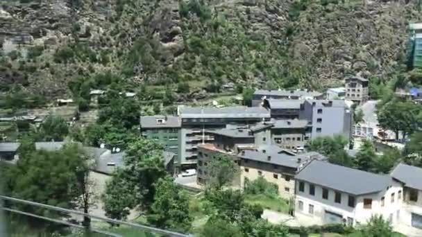 Andorra, En stor vit byggnad med ett berg i bakgrunden — Stockvideo