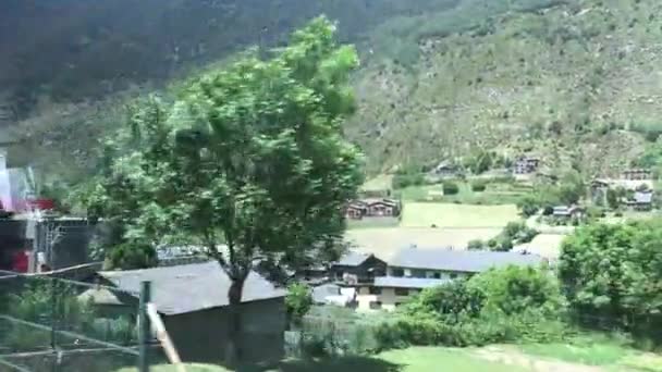Andorra, Un árbol con una montaña al fondo — Vídeo de stock