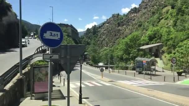 Andorra, Een bord aan de kant van een weg — Stockvideo