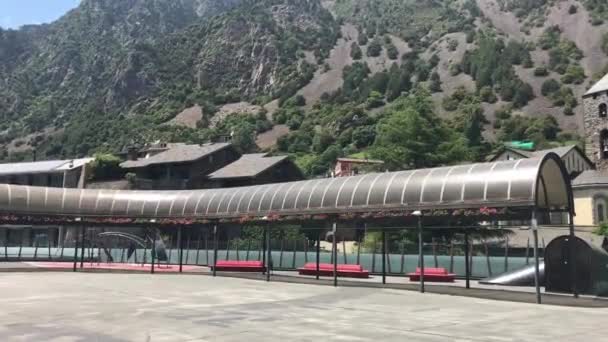 Andorra, dağın altındaki otobüs durağı. — Stok video