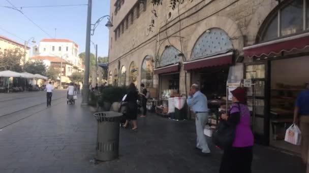 Єрусалим (Ізраїль) 20 жовтня 2019 р.: туристи ходять вулицями сучасної частини міста 17 — стокове відео