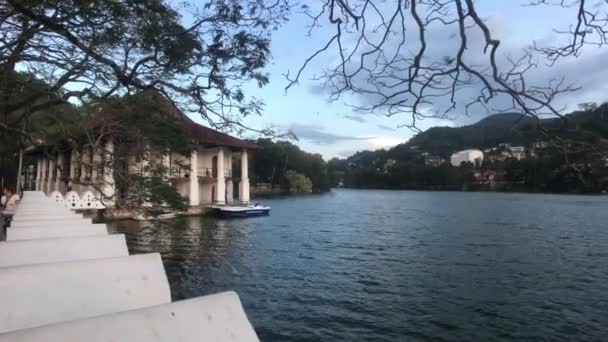 Kandy, Sri Lanka, sjö från sidan av lusthuset i templet — Stockvideo
