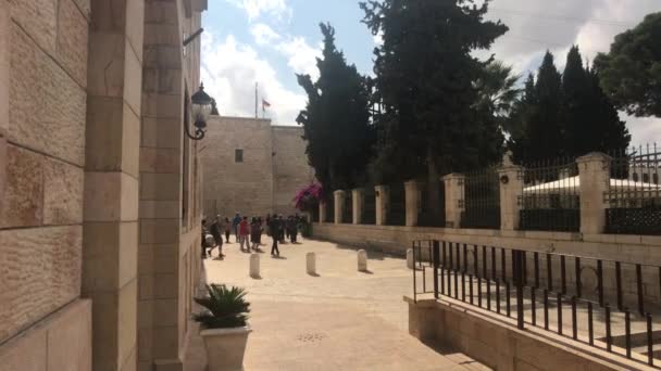 Bethléem, Palestine - 20 octobre 2019 : Basilique de la cour de la Nativité avec les touristes partie 4 — Video