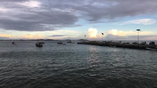 Weligama, Srí Lanka, kikötő halásziskolásokkal