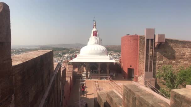 Jodhpur, India - November 06, 2019: Mehrangarh Fort tourists walk on the lower site of the fortress part 9 — Stockvideo