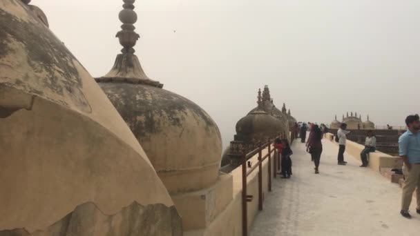 Jaipur, Indie - listopad 05, 2019: Nahargarh Fort turisté studují pozůstatky staré pevnosti část 7 — Stock video
