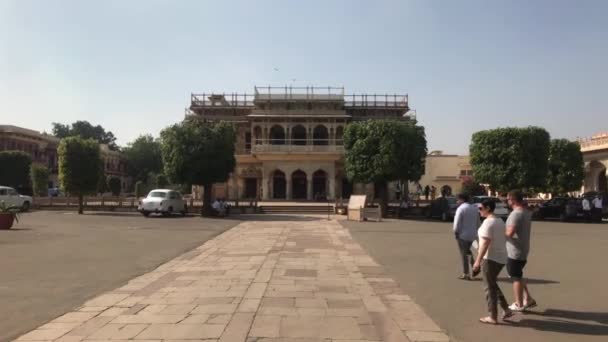 Jaipur, Inde - 04 novembre 2019 : City Palace de grands groupes de touristes se déplacent autour de la partie carrée 4 — Video