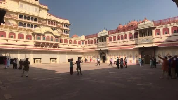 Jaipur, indien - 04. November 2019: Stadtpalast-Touristen betrachten die Wände eines schönen Gebäudes — Stockvideo