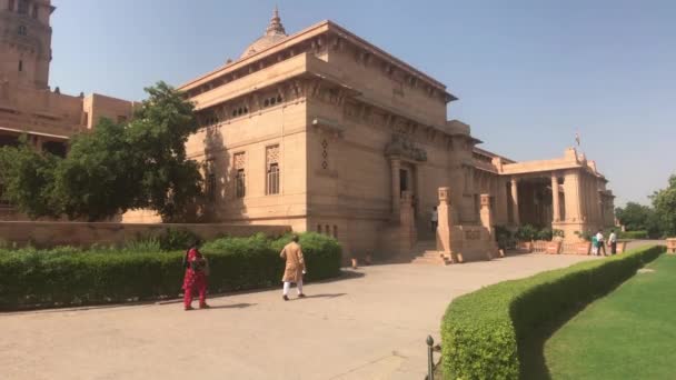 Jodhpur, Índia - 06 de novembro de 2019: Umaid Bhawan Palace turistas passam por edifícios limpos — Vídeo de Stock