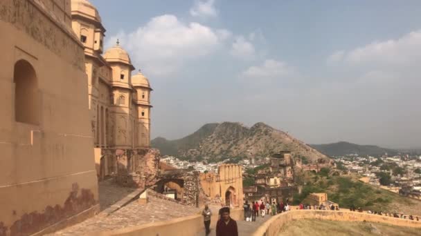 Jaipur, Indie, 05 listopada 2019, Amer Fort, turyści wspinają się po drodze prowadzącej do twierdzy — Wideo stockowe