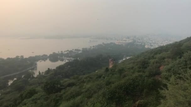 Udaipur, Indie - pohled na jezero a kopec, jak stoupá — Stock video