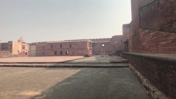 Agra, india - agra fort, Nebengebäude auf dem Gebiet der Festung — Stockvideo