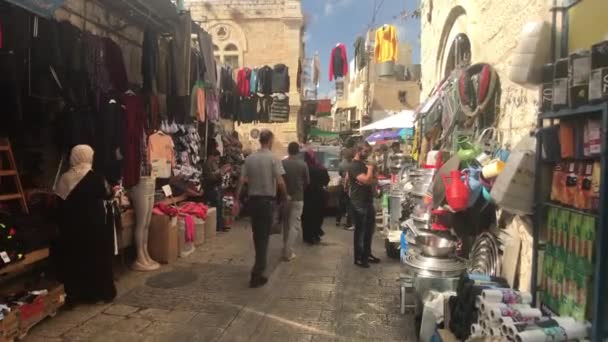 Belén, Palestina - 20 de octubre de 2019: los turistas caminan por las calles de la ciudad par 5 — Vídeos de Stock