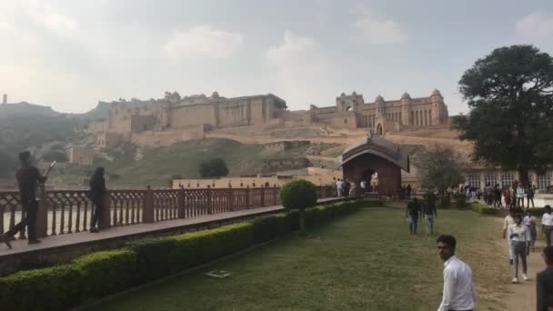 Jaipur, India, 2019. november 05., Amer erőd, turisták mennek az erőd felé — Stock videók