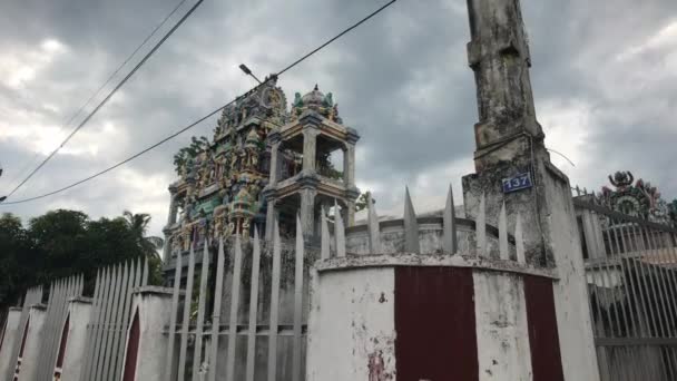 Negombo, Sri Lanka, parte de un antiguo edificio detrás de una valla — Vídeos de Stock