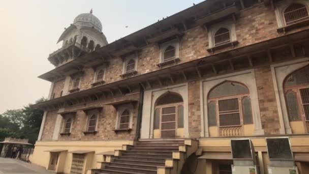 Jaipur, India - a historic building with a high staircase — Stock Video