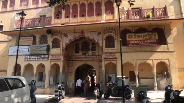 Jaipur, Indie - listopad 03, 2019: turisté vstupují do budovy