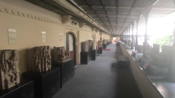 Udaipur, India - 13 november 2019: City Palace toeristen verplaatsen zich tussen de kamers in het paleis deel 3 — Stockvideo