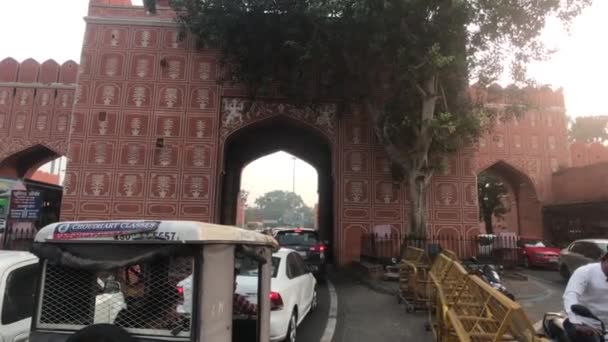 Джайпур, Индия - 03 ноября 2019 года: местные жители стоят в пробках — стоковое видео