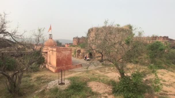 Jaipur, indien - 03. November 2019: jaigarh fort tourist walking in the distance on the fortress wall part 3 — Stockvideo