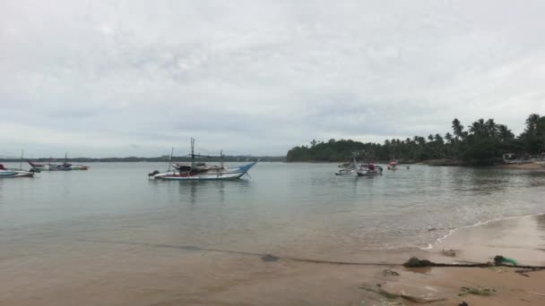 Mirissa, Sri Lanka, piaszczysta plaża w porcie na przystani rybackiej — Wideo stockowe