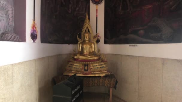 Kandy, Sri Lanka, November 20, 2019, Bahiravokanda Vihara Buddha Statue statue of gold — Stockvideo