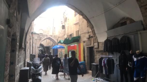 Jerusalén, Israel - 20 de octubre de 2019: casco antiguo con los turistas caminando por las calles parte 9 — Vídeos de Stock