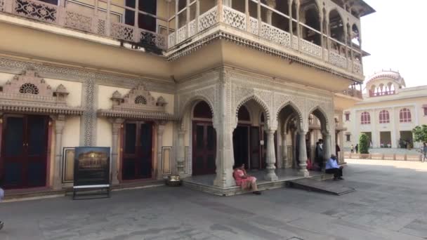 Jaipur, India - 04 novembre 2019: I turisti del City Palace si nascondono all'ombra dell'edificio parte 2 — Video Stock