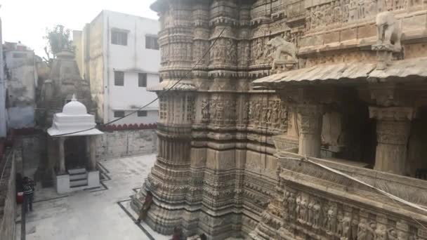 Udaipur, India - 13 de noviembre de 2019: Los turistas del Templo Jagdish participan en la parte de servicio 4 — Vídeo de stock