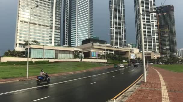 スリランカ, 2019年11月22日雨の後のGalle Face Green通り — ストック動画