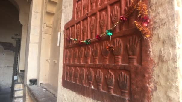 Jodhpur, Indie - krásná zeď se vzorem ve staré pevnosti — Stock video