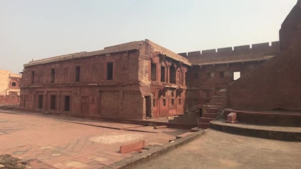 Agra, India - Forte Agra, rovine di un antico forte di pietra rossa — Video Stock