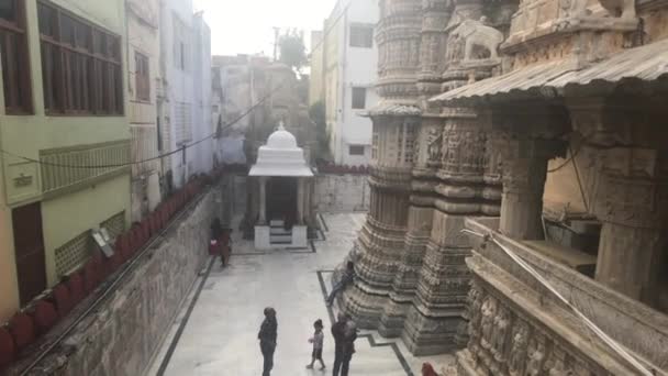 Udaipur, India - 13 novembre 2019: I turisti del Tempio Jagdish prendono parte alla parte 17 del servizio — Video Stock