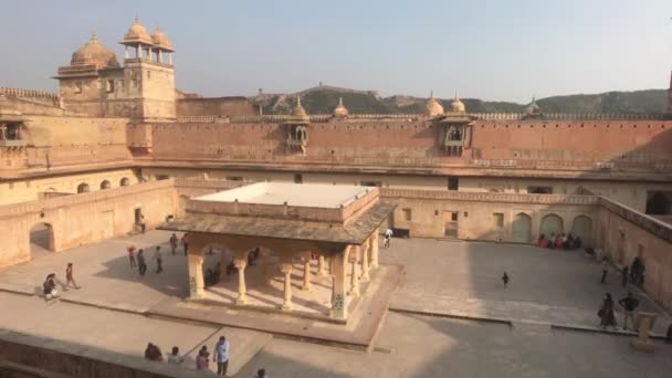 Jaipur, Indie, 05. listopadu 2019, Amer Fort pokoj se sloupy na nádvoří — Stock video