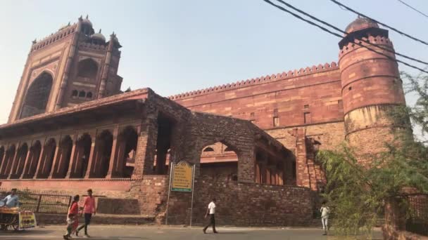 Fatehpur Sikri, Indie - 15. listopadu 2019: Opuštěné městské turisty pěšky po ulicích část 10 — Stock video