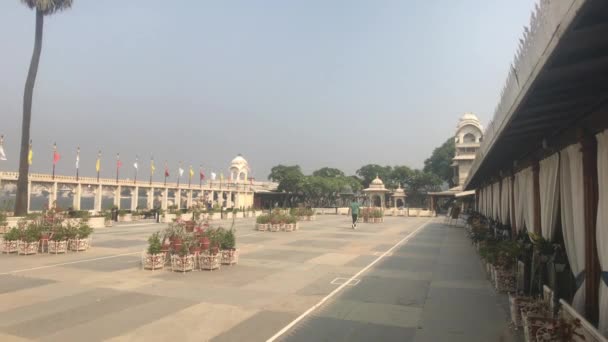 Udaipur, Índia - 12 de novembro de 2019: Jag Mandir turistas caminham na praça do palácio parte 3 — Vídeo de Stock