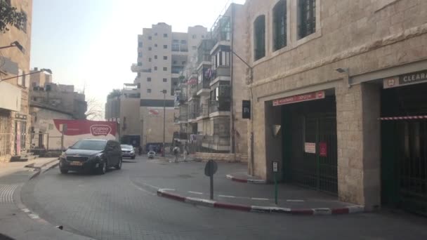 エルサレム、イスラエル-地下駐車場のある通り — ストック動画