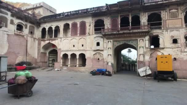 Jaipur, India, 04 de noviembre de 2019 Galta Ji, pequeño patio de una antigua ciudad abandonada — Vídeos de Stock