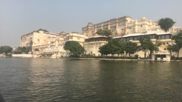 Udaipur, India - vista de las paredes del palacio desde el lado del lago Pichola — Vídeos de Stock