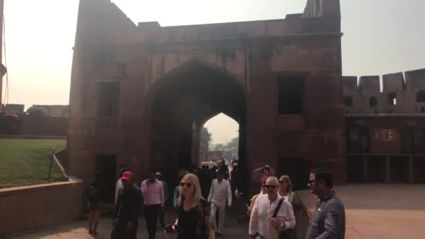 Agra, Índia, 10 de novembro de 2019, Forte de Agra, um fluxo de turistas se move para o território do forte parte 2 — Vídeo de Stock